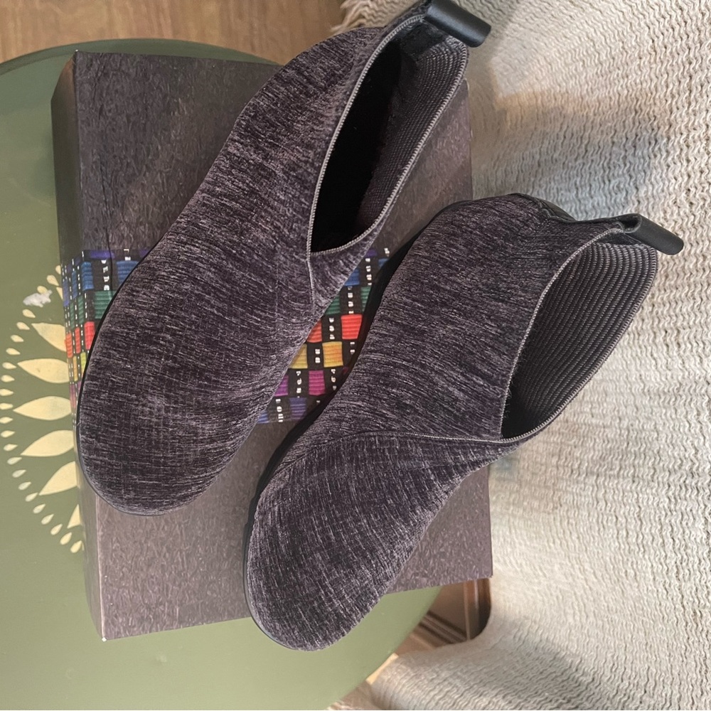 CHARLIE MEV MEMORY FOAM WEDGES . SIZE 6.5